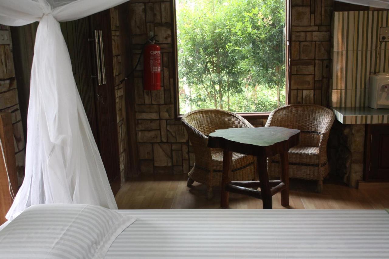 On The Rocks Bungalows, Restaurant And Jungle Trekking Tours บูกิตลาวัง ภายนอก รูปภาพ