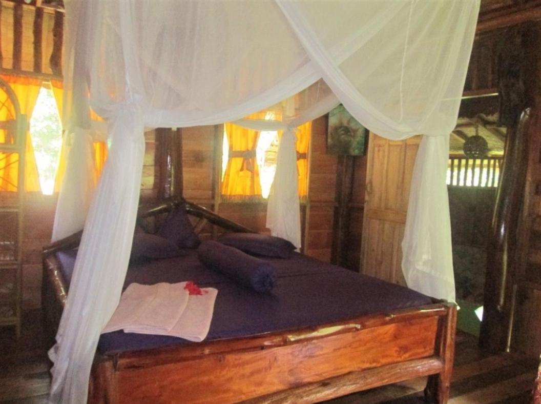 On The Rocks Bungalows, Restaurant And Jungle Trekking Tours บูกิตลาวัง ภายนอก รูปภาพ