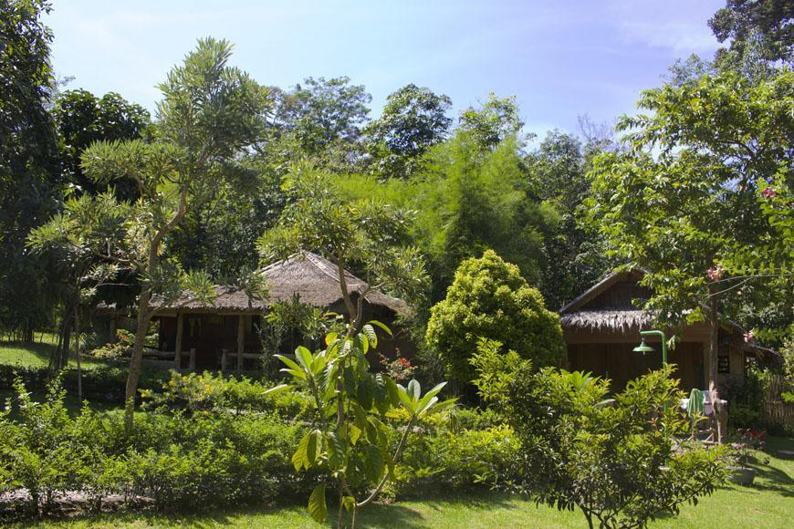 On The Rocks Bungalows, Restaurant And Jungle Trekking Tours บูกิตลาวัง ภายนอก รูปภาพ