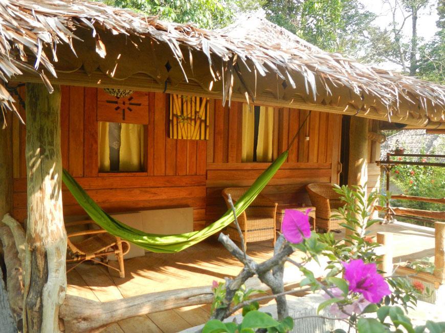 On The Rocks Bungalows, Restaurant And Jungle Trekking Tours บูกิตลาวัง ภายนอก รูปภาพ