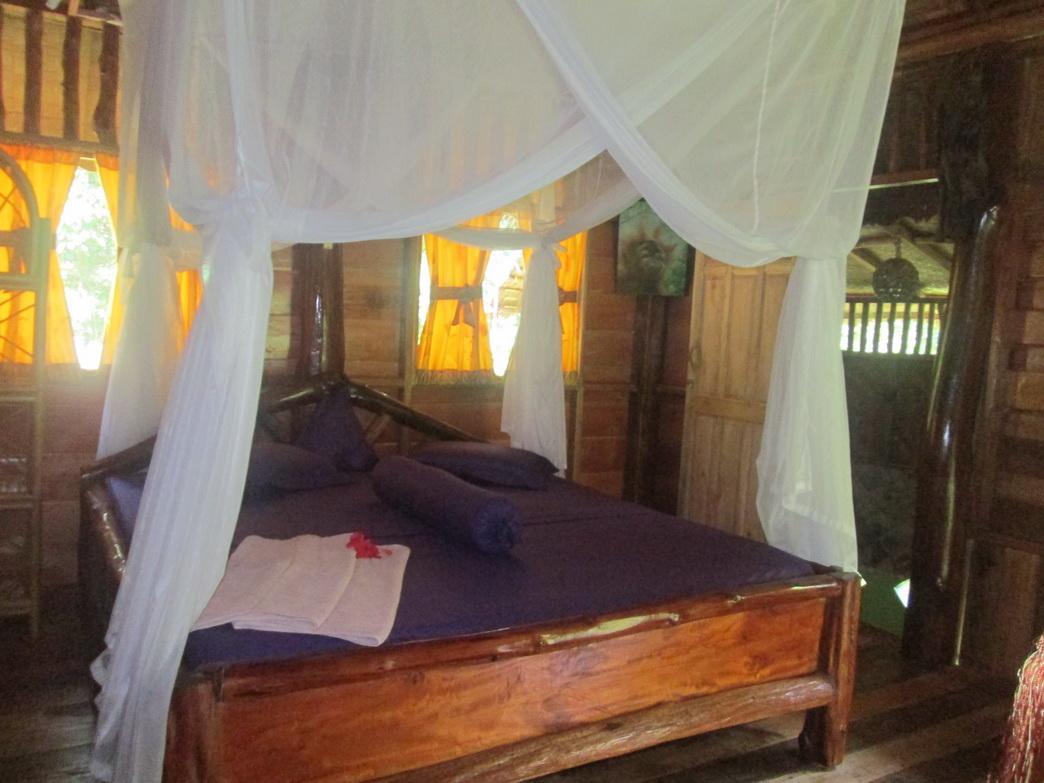 On The Rocks Bungalows, Restaurant And Jungle Trekking Tours บูกิตลาวัง ภายนอก รูปภาพ