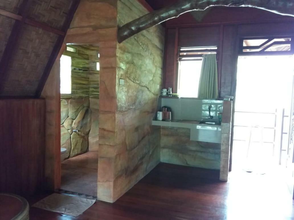 On The Rocks Bungalows, Restaurant And Jungle Trekking Tours บูกิตลาวัง ภายนอก รูปภาพ