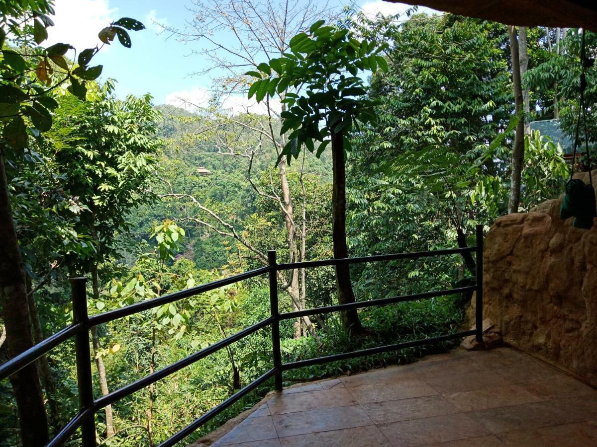 On The Rocks Bungalows, Restaurant And Jungle Trekking Tours บูกิตลาวัง ภายนอก รูปภาพ