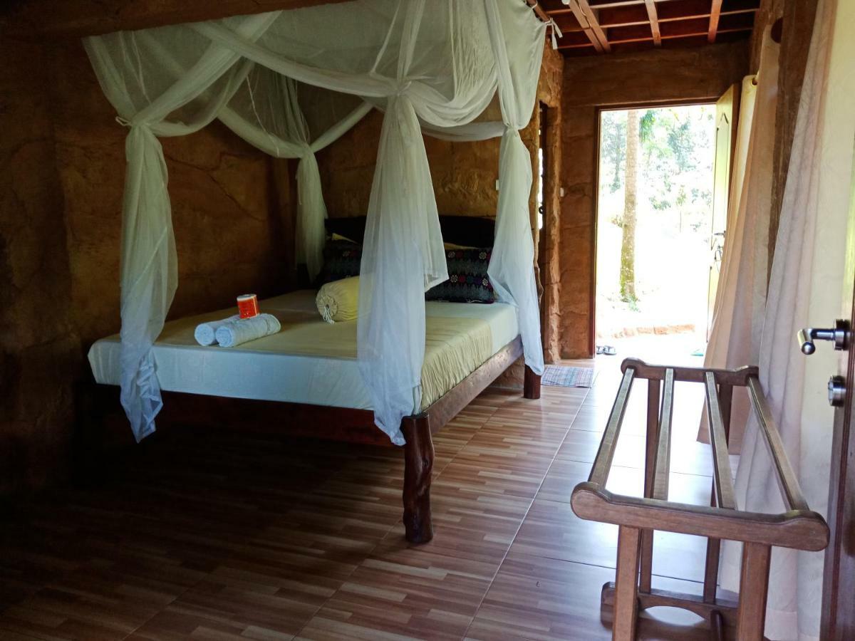 On The Rocks Bungalows, Restaurant And Jungle Trekking Tours บูกิตลาวัง ภายนอก รูปภาพ