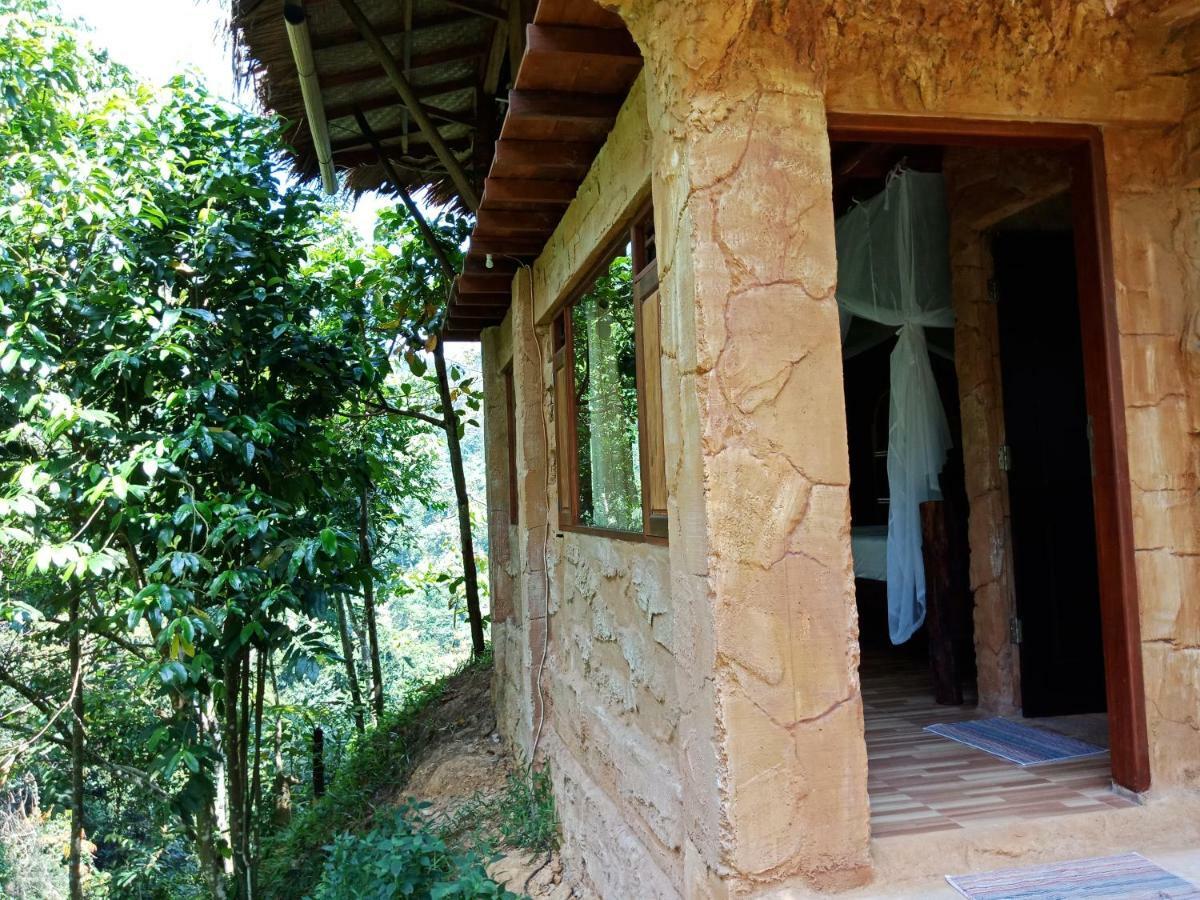 On The Rocks Bungalows, Restaurant And Jungle Trekking Tours บูกิตลาวัง ภายนอก รูปภาพ